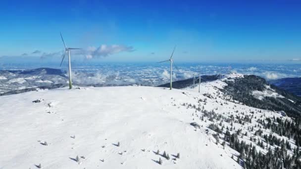 Piękny Zimowy Krajobraz Wokół Grzbietu Górskiego Wiatrakami Produkującymi Energię Elektryczną — Wideo stockowe