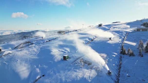 Снігові Машини Виробляють Штучний Сніг Лижному Схилі Гірському Районі Вайнебена — стокове відео