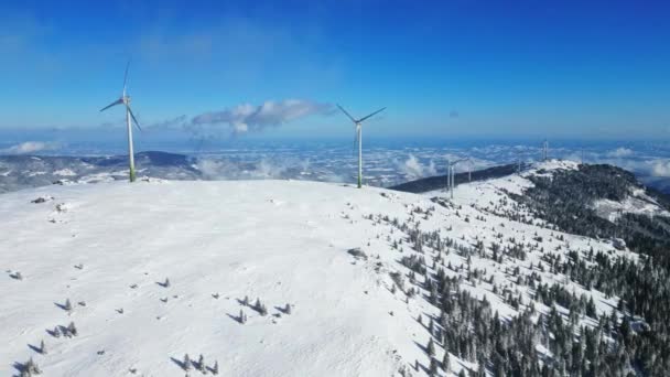 Indah Lanskap Musim Dingin Sekitar Pegunungan Dengan Angin Pabrik Memproduksi — Stok Video