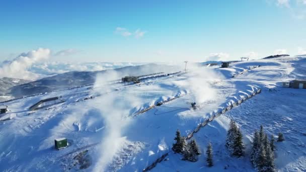 Máquinas Nieve Que Producen Nieve Artificial Una Pista Esquí Zona — Vídeo de stock