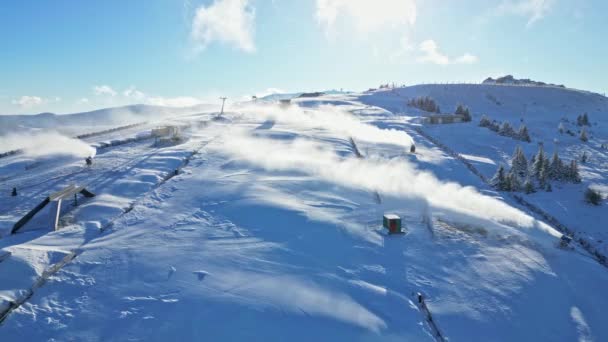 Χειμερινές Μηχανές Παραγωγής Τεχνητού Χιονιού Πίστα Σκι Στην Ορεινή Περιοχή — Αρχείο Βίντεο