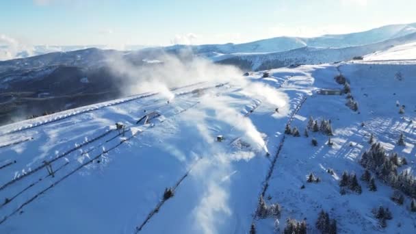 Τεχνητή Παραγωγή Χιονιού Ένα Βουνό Στην Αυστρία Χρησιμοποιώντας Πολλά Όπλα — Αρχείο Βίντεο