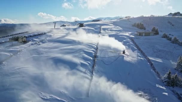 Producción Nieve Artificial Una Montaña Austria Con Varios Cañones Nieve — Vídeos de Stock