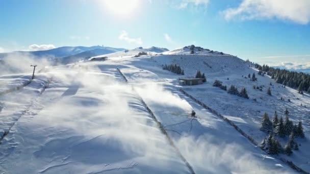 Production Artificielle Neige Sur Une Montagne Autriche Aide Plusieurs Enneigeurs — Video