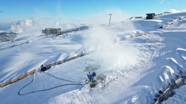 Искусственное Производство Снега Горе Австрии Использованием Нескольких Снежных Пушек — стоковое видео
