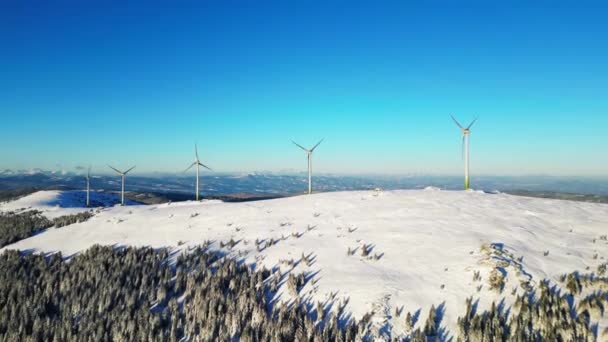 Rüzgar Değirmenlerinin Elektrik Ürettiği Bir Dağ Sırtı Etrafındaki Güzel Kış — Stok video