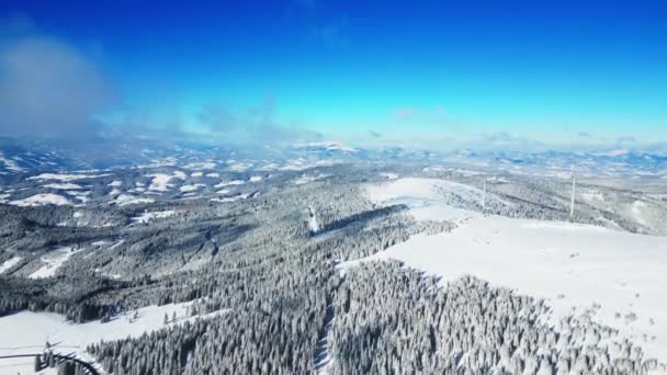 山脊周围美丽的冬季风景 风车发电 — 图库视频影像