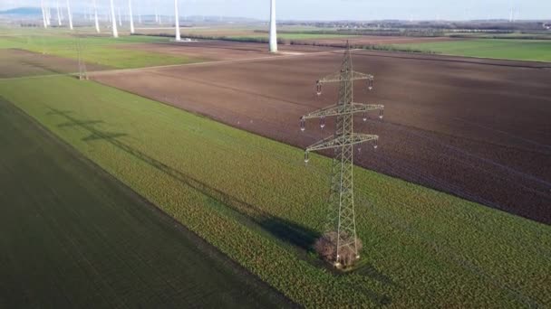 Câbles Fils Une Ligne Électrique Avec Éoliennes Pour Production Énergie — Video