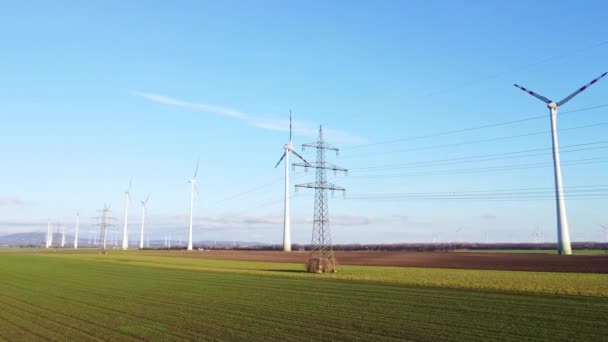 Kable Przewody Linii Elektroenergetycznej Wiatrakami Produkcji Energii Wiatrowej — Wideo stockowe