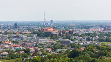 Arka planda sanayi tesisleri ve bacalarla tarihi şehir merkezi Krakow 'a bakın
