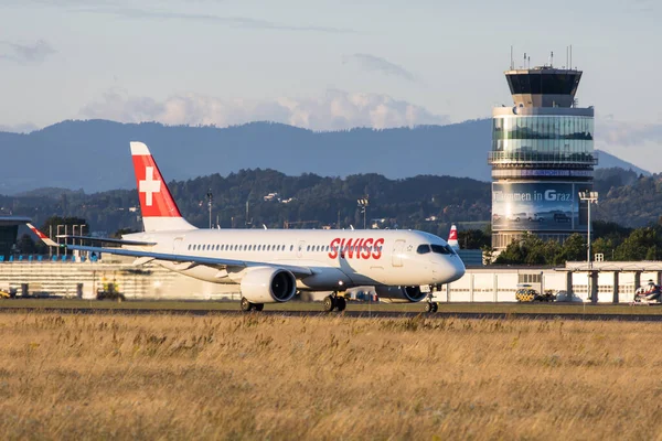Graz Áustria Julho 2022 Embraer 195 Austríaco Saindo Aeroporto Graz — Fotografia de Stock