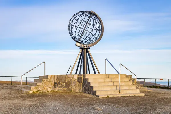 位于欧洲最北端挪威诺德卡普的环球纪念碑 免版税图库图片