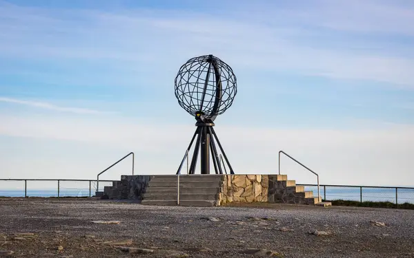 Nordkap Skulptur Markerar Den Nordligaste Punkten Den Europeiska Kontinenten Mitt Stockbild
