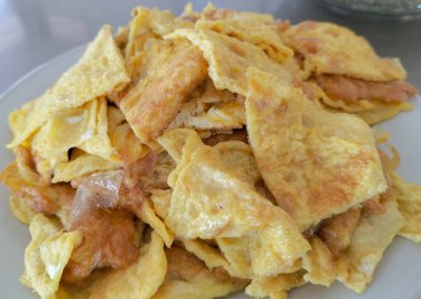 Lezzetli omlet ve aromatik otlar. Dilimlenmiş omlet. Seçici odak.