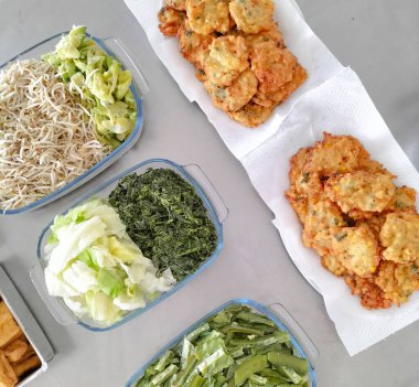 Üst Manzara Gudangan. Sebzelerden yapılmış geleneksel Java menüsü, rendelenmiş hindistan cevizi sambali, kızarmış balık, tempeh ve tofu, bakwan ile birlikte..