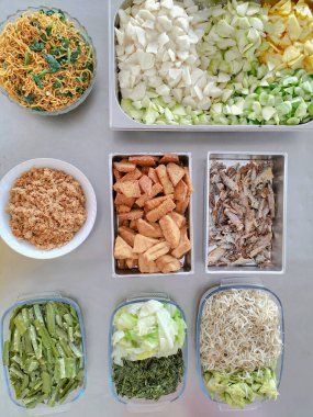 Üst Manzara Gudangan. Sebzelerden yapılmış geleneksel Java menüsü, rendelenmiş hindistan cevizi sambali, kızarmış balık, tempeh ve tofu, bakwan ile birlikte..