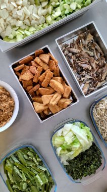 Üst Manzara Gudangan. Sebzelerden yapılmış geleneksel Java menüsü, rendelenmiş hindistan cevizi sambali, kızarmış balık, tempeh ve tofu, bakwan ile birlikte..