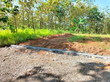 Kırsal alanda araba lastiği izi olan konut inşaatı için arazi arazisi ve temiz havası olan güzel mavi gökyüzü. Satış arazisi konsepti.