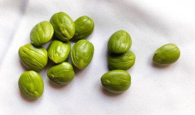 Pete 'in yakın görüntüsü. Bazı Endonezyalı insanlar tarafından sık sık tüketilen bu tipik yiyecek kendine özgü tat ve aroması ile çok ünlüdür (Pete).