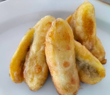 Pisang Goreng: Endonezya muzu yağda kızartılmış hamurla kaplanmış. Seçici odak.