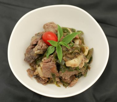 Tuna Cabai Hijau veya Green Chili Tuna Endonezya 'dan bir meze. Seçici odak.