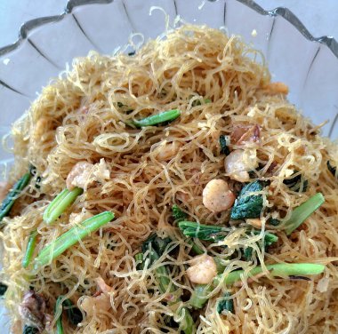 Kızarmış pirinç vermicelli, karides ve Çin lahanasıyla karıştırın. Seçici odak.