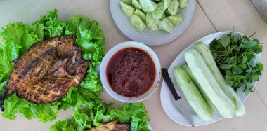 Kızarmış balığın ana porsiyonu marulla servis ediliyor..