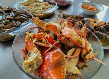 Seçici odaklanma. Tuzlu ve acılı kızarmış yumuşak kabuklu yengeç. Deniz ürünleri yemeği..