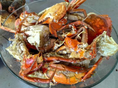 Seçici odaklanma. Tuzlu ve acılı kızarmış yumuşak kabuklu yengeç. Deniz ürünleri yemeği..