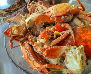 Seçici odaklanma. Tuzlu ve acılı kızarmış yumuşak kabuklu yengeç. Deniz ürünleri yemeği..