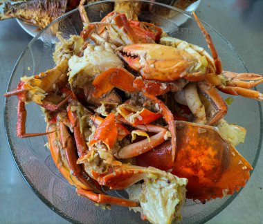 Seçici odaklanma. Tuzlu ve acılı kızarmış yumuşak kabuklu yengeç. Deniz ürünleri yemeği..