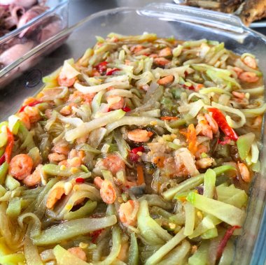 Seçici odaklanma. Karıştırılmış şalgam, sotelenerek pişirilen şalgam, karides ve yumurtadan oluşan bir yemektir. Tabakta servis edilmiş. Endonezya yemekleri.