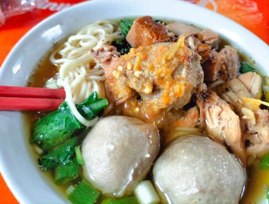 Mie Ayam Bakso adında bir kase geleneksel şehriye. Mie Ayam Bakso 'nun en üst açısı köfteli beyaz kasede.. 