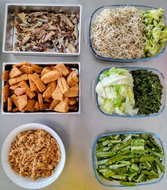 Üst Manzara Gudangan. Sebzelerden yapılmış geleneksel Java menüsü, rendelenmiş hindistan cevizi sambali, kızarmış balık, tempeh ve tofu, bakwan ile birlikte..