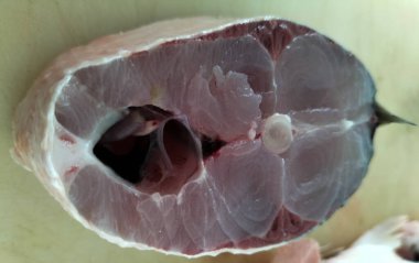 Süt balığı, alabalık, biftek, kesme tahtasında bir dilim taze çiğ balık. Seçici odak.