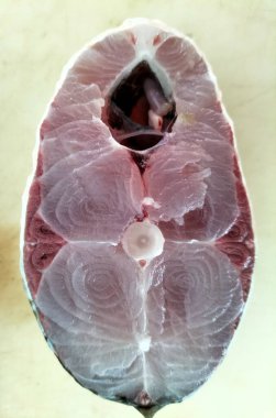 Süt balığı, alabalık, biftek, kesme tahtasında bir dilim taze çiğ balık. Seçici odak.