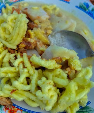 Kupat Glabed Brebes, Central Java, Endonezya 'dan tipik bir yemektir. Satay Blong 'la hizmet etmiş. Geleneksel yemek. Seçici odak. 