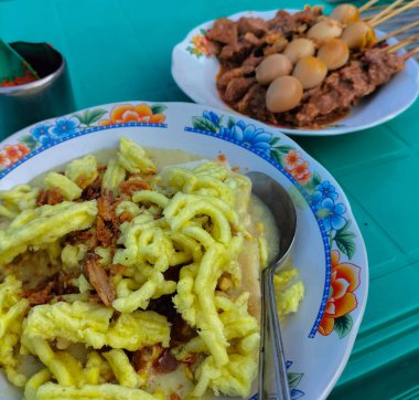 Kupat Glabed Brebes, Central Java, Endonezya 'dan tipik bir yemektir. Satay Blong 'la hizmet etmiş. Geleneksel yemek. Seçici odak. 