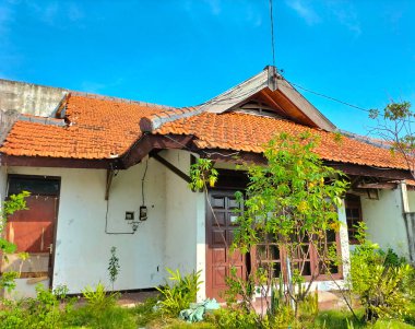 Seçici odaklanma. Ölü köyde terk edilmiş eski bir ev. Çiftlikte terk edilmiş ve yok edilmiş bir ev. İhmal edilen bina kırsal alanda.