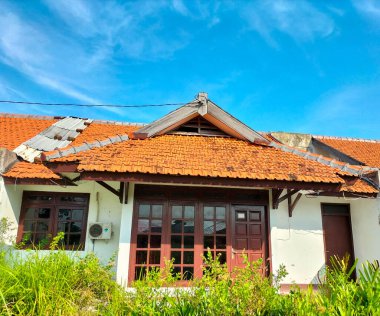 Seçici odaklanma. Ölü köyde terk edilmiş eski bir ev. Çiftlikte terk edilmiş ve yok edilmiş bir ev. İhmal edilen bina kırsal alanda.