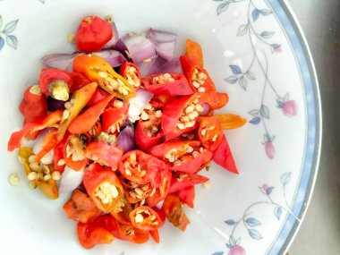 Sıcak ve baharatlı kırmızı biber ve kırmızı soğan karışımı Endonezya 'da küçük bir kasede servis edilir..