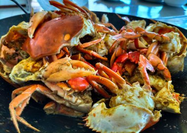 Seçici odaklanma. Tuzlu ve acılı kızarmış yumuşak kabuklu yengeç. Deniz ürünleri yemeği..