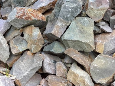 Seçici odaklanma. Endüstride yollar, demiryolları, kireç, yanma, çimento yapımında kullanılan ham kireç taşı yığınları..