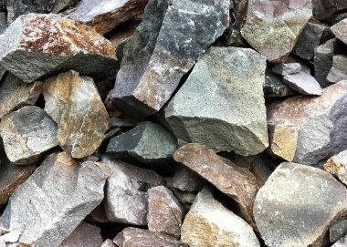 Seçici odaklanma. Endüstride yollar, demiryolları, kireç, yanma, çimento yapımında kullanılan ham kireç taşı yığınları..