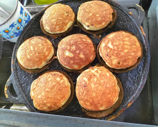 Geleneksel Endonezya sokak yemeklerini ve üretim sürecini kapatın. Tatlı kamir veya dorayaki.