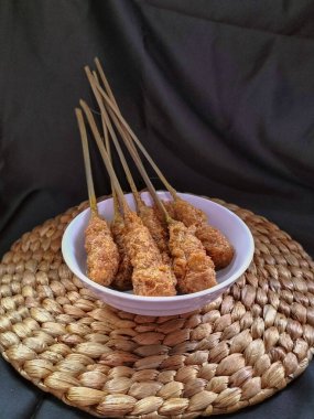 Seçici odaklanma. Sempol ya da Sempolan denilen Endonezya sokak yemekleri. Tavuk, tapyoka unu ve yumurtadan yapılmış java bölgesinden popüler bir aperatif. Sonra da satay gibi şişlerin üzerine koy.. 