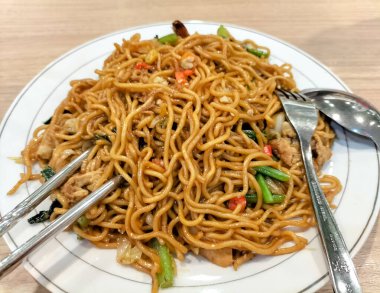 Endonezya mutfağının nefis manzarası. Sebzeli kızarmış erişte ve yanında da sebze.. 