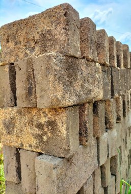 Endonezya 'nın Tegal şehrinde kil ve saman karışımından ev yapımı tuğla üretimi. Çamur tuğlaları güneşte kurur. Seçici odak.