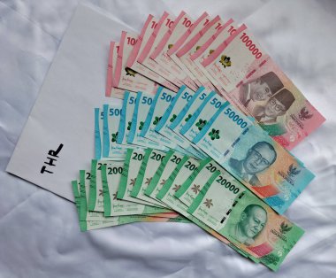 Endonezya rupia notasının en üst görüntüsü. Endonezya Rupiası Endonezya 'nın resmi para birimi. Yeni Uang Rupiah Endonezya. Endonezya Bankası. Düz yatış, yüksek açı görünümü. 