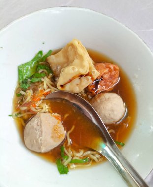 Seçici odaklanma. Bakso Malang genellikle Malang, Doğu Java Endonezya 'dan Köftedir..